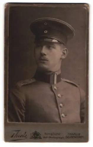 Fotografie Hugo Thiele, Hanau a. M., Steinstrasse, Porträt Soldat Adolf in Uniform, 1908