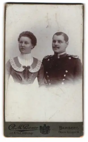 Fotografie Ch. M. Bauer, Bamberg, Obere Königstr. 14, Uffz. in Uniform mit Epauletten nebst seiner Frau