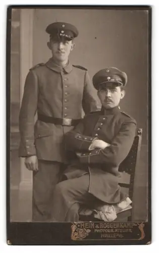 Fotografie Hein & Roggenkamp, Halle a/S., Zwei Soldaten in Uniform