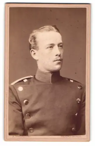 Fotografie A. Sternitzky, Braunschweig, Egidienmarkt 14, Soldat in Uniform, 1881