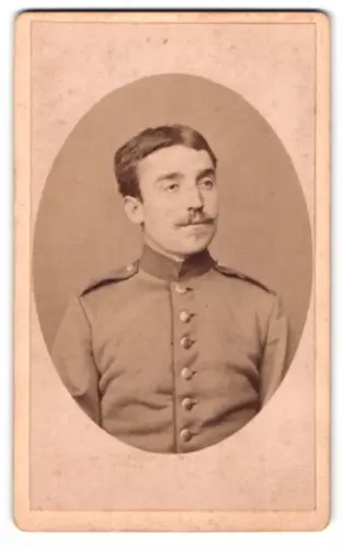 Fotografie Julius Ebner, München, Carlplatz 14, Soldat in Uniform