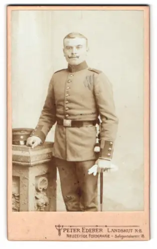 Fotografie Peter Ederer, Landshut, Seligenthalerstr. 18, Soldat in Uniform mit Säbel
