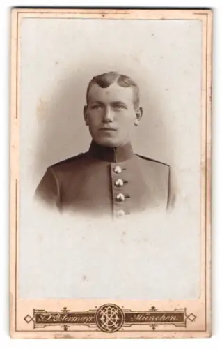 Fotografie F.X. Ostermayr, München, Karlsplatz 6, Porträt eines Soldaten