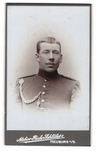 Fotografie Rich. Schlüter, Neuburg a. d., Färberstr. 85, Porträt eines Soldaten in Uniform mit Schützenschnur