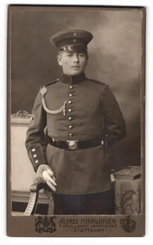 Fotografie Alfred Hirrlinger, Stuttgart, Gartenstrasse 9, Soldat in Uniform mit Schützenschnur und Ärmelabzeichen