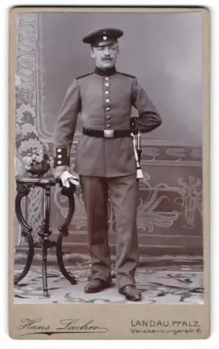 Fotografie Hans Lacher, Landau / Pfalz, Weissenburgerstr. 6, Soldat in Uniform mit Bajonett und Portepee