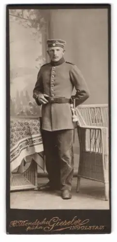 Fotografie B. Wendsche, Ingolstadt, Milchstrasse 14, Porträt eines Soldaten in Uniform mit Krätzchen