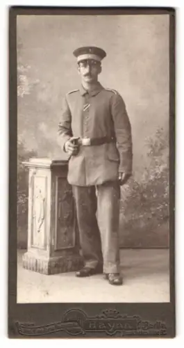 Fotografie Adolf Haynn, Berlin, Frankfurter Allee 92, Soldat in Uniform mit eingestecktem Ordensband