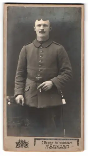 Fotografie C. Berne, München, Türkenstrasse 20, Soldat in Feldgrau Uniform