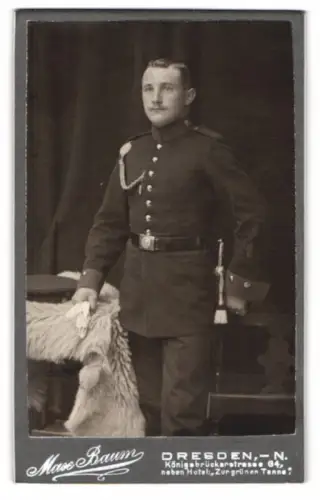 Fotografie Max Baum, Dresden, Königsbrückerstrasse 64, Soldat in Uniform mit Schützenschnur und Bajonett