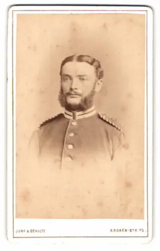 Fotografie Junk & Schultz, Berlin, Kronen-Str. 25, Porträt eines Einjährig-Freiwilligen Soldaten in Garde Uniform