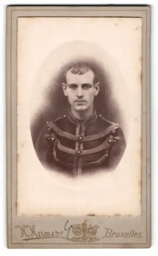 Fotografie H. Hermes, Bruxelles, Rue d`Assaut 5, Porträt eines Husaren in Uniform