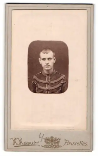 Fotografie H. Hermes, Bruxelles, Rue d`Assaut 5, Porträt eines Soldaten in Husaren Uniform