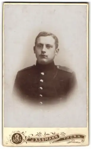 Fotografie J. Assmann, Thorn, Brückenstr. 15, Porträt eines Soldaten in Uniform Rgt. 176