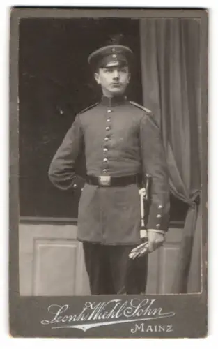 Fotografie Leonh. Wichl Sohn, Mainz, Gartenfeldstr. 7, Soldat in Uniform mit Schirmmütze