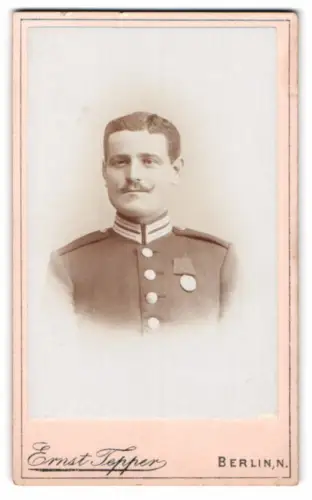 Fotografie Ernst Tepper, Berlin, Chausseestrasse 28, Porträt eines Soldaten in Gardeuniform mit Zentenarmedaille