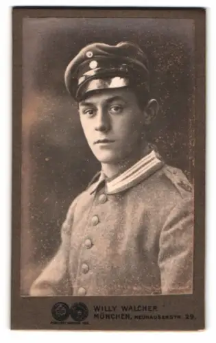 Fotografie Willy Walcher, München, Neuhauserstr. 29, Porträt eines jungen Soldaten in Feldgrau Uniform