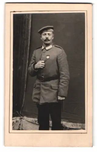 Fotografie unbekannter Fotograf und Ort, Soldat in Uniform mit Auszeichnung
