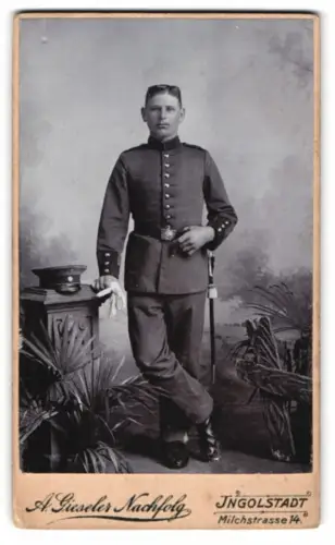 Fotografie A. Gieseler Nachfolger, Ingolstadt, Milchstrasse 14, Soldat Ludwig Zottmann in Uniform neben Pflanzen