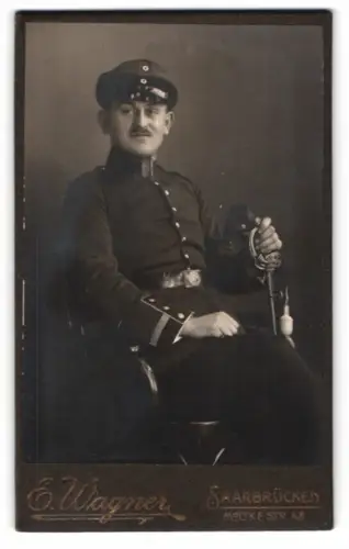 Fotografie E. Wagner, Saarbrücken, Moltke Str. 42, Uffz. Julius in Uniform mit Säbel