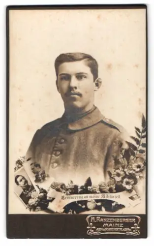 Fotografie H. Ranzenberger, Mainz, Rheinstrasse, Porträt Soldat Martin Huber in Feldgrau Uniform mit floraler Verzierung