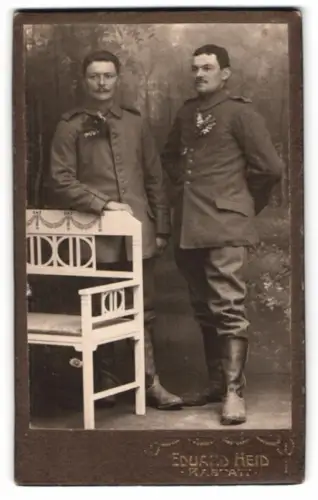 Fotografie Eduard Heid, Rastatt, Kriegstrasse 19, Soldat Josef Gassner nebst Kamerade in Felddgrau Rgt. 40 Uniform