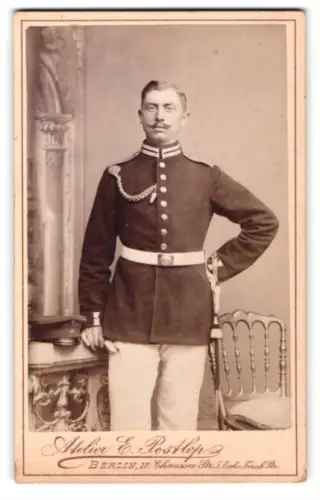 Fotografie E. Postlep, Berlin, Chausseestrasse 5, Soldat in Garde Uniform mit Bajonett und Schützenschnur