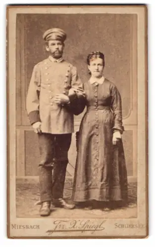 Fotografie Frz. X. Spiegl, Miesbach, Soldat in Uniform nebst seiner Frau