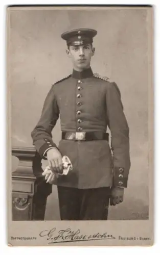 Fotografie G. Th. Hase & Sohn, Freiburg i. Baden, Einjährig-Freiwilliger Soldat Arthur in Uniform Rgt. 113