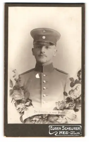 Fotografie Eugen Scheurer, Neu-Ulm, Soldat in Uniform mit floraler Verzierung