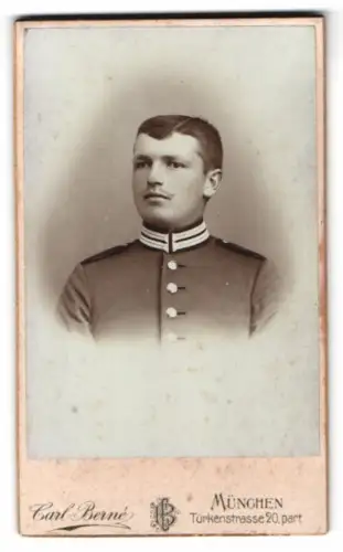 Fotografie Carl Berné, München, Türkenstrasse 20, Portrait eines Soldaten in Garde Uniform