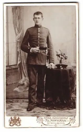 Fotografie Ad. Hofmann, Straubing, Bahnhofstrasse, Soldat in Uniform