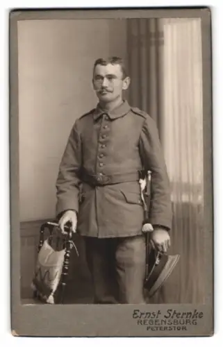 Fotografie Ernst Sternke, Regensburg, Peterstor, Soldat in Feldgrau Uniform Rgt. 11 mit Bajonett