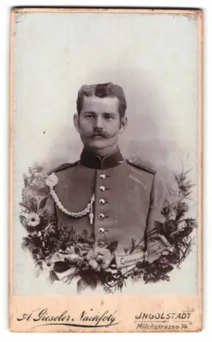 Fotografie A. Gieseler Nachfolger, Ingolstadt, Milchstrasse 14, Soldat in Uniform Rgt. 10 mit Schützenschnur
