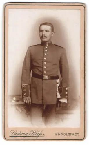 Fotografie Ludwig Heiss, Ingolstadt, Harderstrasse 108, Uffz. in Uniform mit Bajonett und Portepee