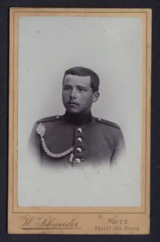 Fotografie W. Schneider, Metz, Hotel du Nord, Soldat in Uniform Rgt. 4 mit Schützenschnur