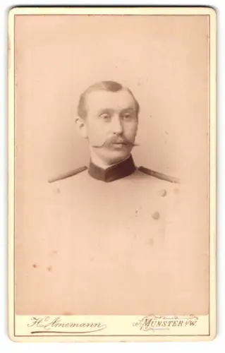 Fotografie Heinrich Arnemann, Münster i. W., Frauenstrasse No. 1, Soldat mit markantem Schnurrbart