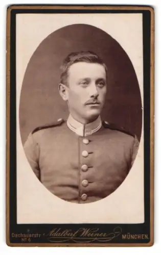 Fotografie Adalbert Werner, München, Dachauerstr. Nr. 6, Porträt eines Uffz. in Garde Uniform