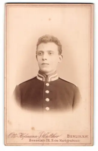 Fotografie Otto Hofmann & Walther, Berlin, Besselstr. 12, Portrait eines Uffz. in Uniform