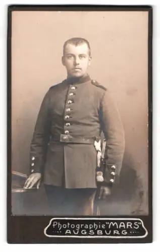 Fotografie Mars, Augsburg, Soldat in Uniform mit Bajonett und Portepee