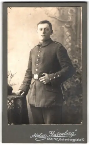 Fotografie Atelier Gutenberg, Mainz, Gutenbergplatz 10, Soldat in Uniform