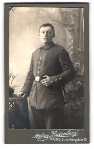 Fotografie Atelier Gutenberg, Mainz, Gutenbergplatz 10, Soldat im Studio
