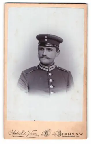 Fotografie Achill de Veer, Berlin, Friedrichstrasse 247, Porträt des Einjährig-Freiwilliger Soldaten Werner in Uniform