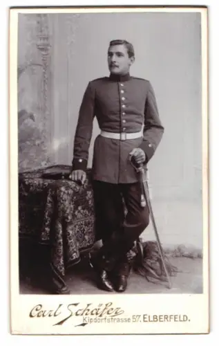 Fotografie Carl Schäfer, Elberfeld, Kipdorfstrasse 57, Porträt eines Soldaten