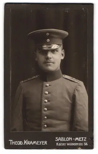 Fotografie Theod. Krameyer, Metz-Sablon, Kaiser Wilhelmstr. 58, Soldat in Uniform