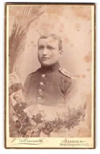 Fotografie V. Bierreth, Mannheim, Heidelbergerstr. O.6.5, Soldat mit Nachdenklichem Blick