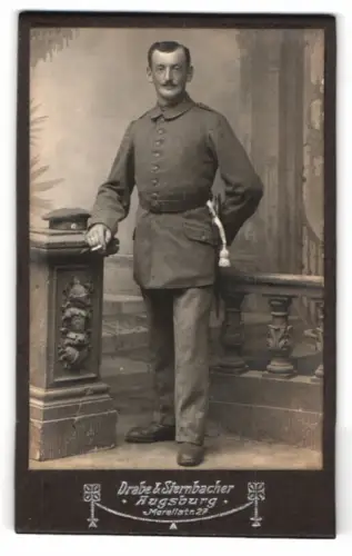 Fotografie Drabe & Sternbacher, Augsburg, Moritzstrasse 23, Soldat in Feldgrau Uniform mit Bajonett und Portepee