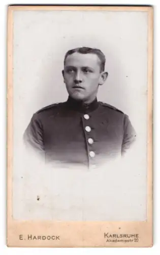 Fotografie E. Hardock, Karlsruhe, Akademiestr. 20, Porträt eines Soldaten in Uniform