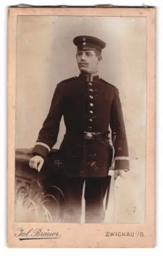 Fotografie Jul. Bräuer, Zwickau /S., Werdauer Strasse, Uffz. in Uniform mit Bajonett