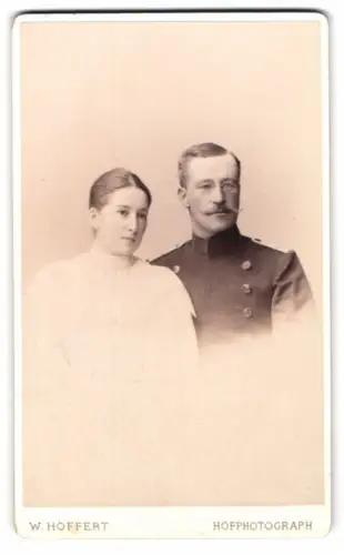 Fotografie W. Höffert, Berlin, Unter den Linden 24, Portrait eines Paares mit Soldat in Uniform